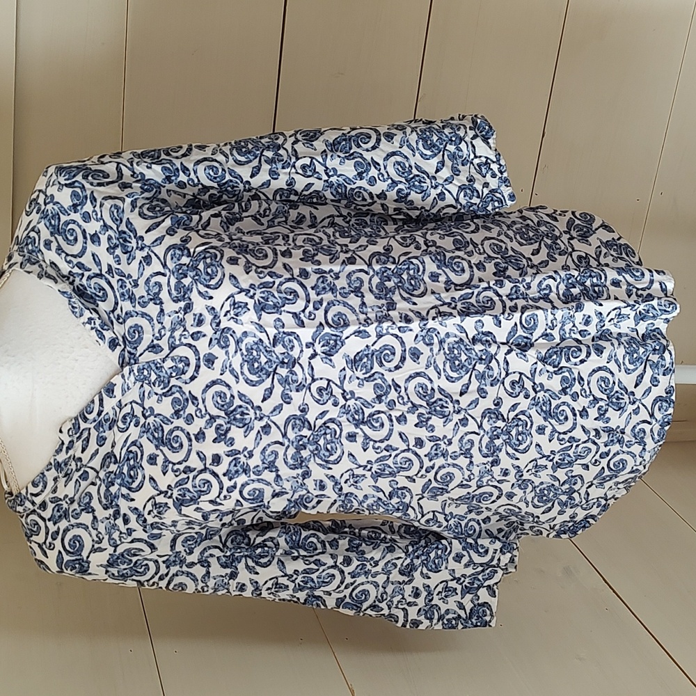 Bonita Floral Blouse w/delicate bead detail PtP 22" x 27 1/2" length. 42EU